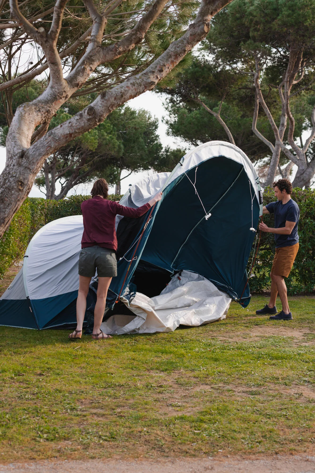 Quechua Arpenaz Fresh & Black Family Camping Tent 4 Person 1 Bedroom - Image 16