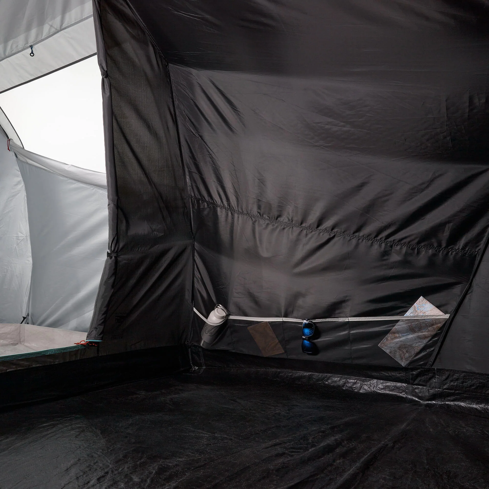 Quechua Arpenaz Fresh & Black Family Camping Tent 4 Person 1 Bedroom - Image 7